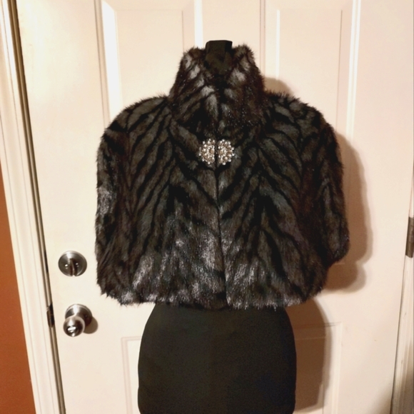 🔹🖤🔹Gorgeous Deadstock Express Studios Black & Silver Faux Fur Rhinestone Cape - Picture 1 of 16